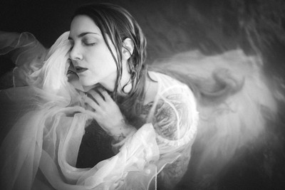 » #2/6 « / A sombre summer splash / Blog-Beitrag von <a href="https://strkng.com/de/fotograf/christian+karner+ckvi/">Fotograf Christian Karner CKVI</a> / 04.01.2025 00:14 / Menschen