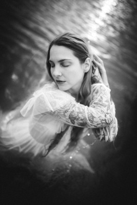 » #3/6 « / A sombre summer splash / Blog post by <a href="https://strkng.com/en/photographer/christian+karner+ckvi/">Photographer Christian Karner CKVI</a> / 2025-01-04 00:14 / Menschen