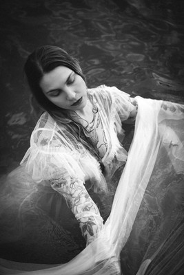 » #4/6 « / A sombre summer splash / Blog-Beitrag von <a href="https://strkng.com/de/fotograf/christian+karner+ckvi/">Fotograf Christian Karner CKVI</a> / 04.01.2025 00:14 / Menschen