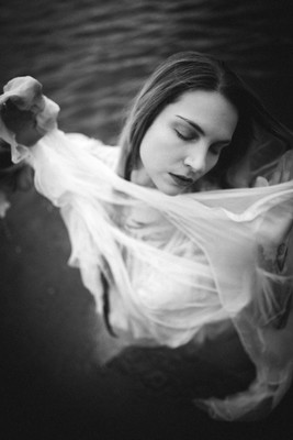 » #5/6 « / A sombre summer splash / Blog post by <a href="https://strkng.com/en/photographer/christian+karner+ckvi/">Photographer Christian Karner CKVI</a> / 2025-01-04 00:14 / Menschen