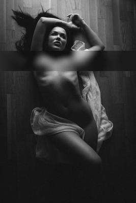 » #4/6 « / Destruction / Blog-Beitrag von <a href="https://strkng.com/de/fotograf/christian+karner+ckvi/">Fotograf Christian Karner CKVI</a> / 17.01.2025 01:30 / Nude