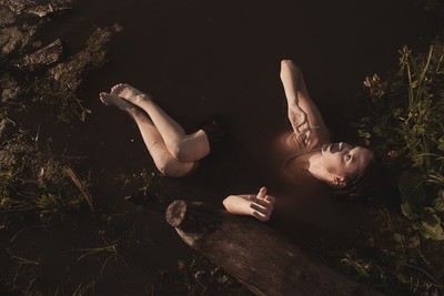 » #5/9 « / Time borrows up the pages / Blog-Beitrag von <a href="https://strkng.com/de/fotograf/dewframe/">Fotograf DEWFRAME</a> / 09.09.2020 19:02