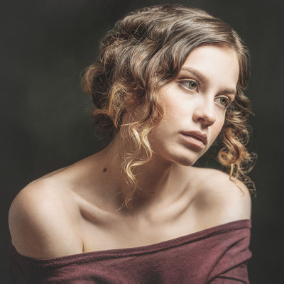 Linda / Portrait / portrait,femaleportrait,woman,girl,young,adult,young_adult,natural,beauty,studio,studioportrait,studiolight,klassisches_portrait,classical_portrait