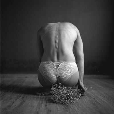 » #8/9 « / Camomilla / Blog post by <a href="https://axelschneegass.strkng.com/en/">Photographer Axel Schneegass</a> / 2019-02-25 07:17 / Nude