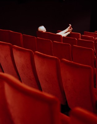 » #2/6 « / behind red curtains / Blog post by <a href="https://axelschneegass.strkng.com/en/">Photographer Axel Schneegass</a> / 2021-08-14 10:19