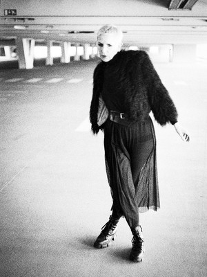 » #2/9 « / Parking lot session with Maren / Blog post by <a href="https://strkng.com/en/photographer/carsten+domnick/">Photographer Carsten Domnick</a> / 2023-05-18 10:31 / Portrait / analogphotography,filmphotography,35mmfilm,portraitphotography