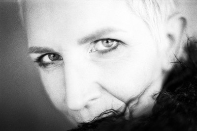 » #4/9 « / Parking lot session with Maren / Blog post by <a href="https://strkng.com/en/photographer/carsten+domnick/">Photographer Carsten Domnick</a> / 2023-05-18 10:31 / Portrait / analogphotography,35mmfilm,filmphotography,portraitphotography