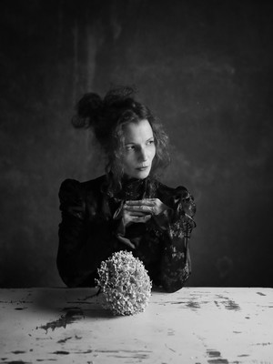 » #5/8 « / das Ei, die Blume und die Uhr / Blog post by <a href="https://strkng.com/en/photographer/schiwa+rose/">Photographer Schiwa Rose</a> / 2021-04-29 13:47 / Konzeptionell