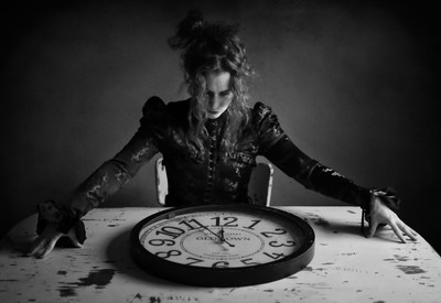 » #7/8 « / das Ei, die Blume und die Uhr / Blog post by <a href="https://strkng.com/en/photographer/schiwa+rose/">Photographer Schiwa Rose</a> / 2021-04-29 13:47 / Konzeptionell