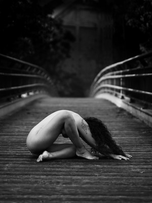 » #6/8 « / die Brücke / Blog-Beitrag von <a href="https://strkng.com/de/fotografin/schiwa+rose/">Fotografin Schiwa Rose</a> / 19.09.2021 19:30 / Nude