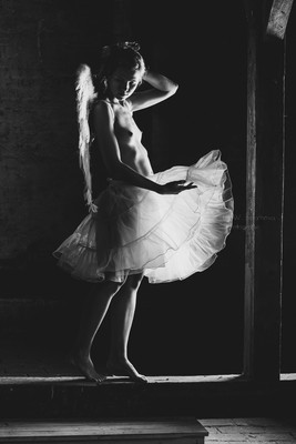 » #5/7 « / Dancing on the attic / Blog post by <a href="https://strkng.com/en/photographer/pwb-fotografie-de+-+petra+w-+barathova/">Photographer pwb-fotografie.de / Petra W. Barathova</a> / 2018-11-05 10:15