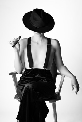 Woman with a cigar sitting in a chair / Schwarz-weiss / woman,cigar,fedora,bnwphotography,bnw,monochromatic,faelles