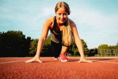 Auf die Plätze .... / Portrait / startblock,aschebahn,sportplatz,sportlerin