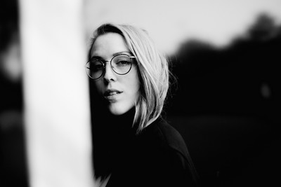 » #3/9 « / Portrait-Session mit Julia / Blog post by <a href="https://strkng.com/en/photographer/olaf+radcke/">Photographer olaf radcke</a> / 2021-11-01 09:46