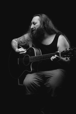 » #1/9 « / Gitarrist im Studio / Blog post by <a href="https://strkng.com/en/photographer/olaf+radcke/">Photographer olaf radcke</a> / 2023-05-09 15:03 / Performance / gitarre,metal,metalhead,heavymetal,bnw,schwarzweiß