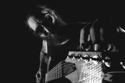 » #2/9 « / Gitarrist im Studio / Blog-Beitrag von <a href="https://strkng.com/de/fotograf/olaf+radcke/">Fotograf olaf radcke</a> / 09.05.2023 15:03 / Performance / heavymetal,leicaq,metal,gitarre