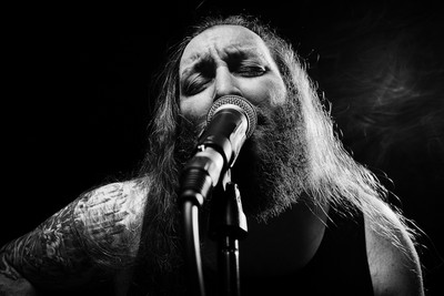 » #3/9 « / Gitarrist im Studio / Blog post by <a href="https://strkng.com/en/photographer/olaf+radcke/">Photographer olaf radcke</a> / 2023-05-09 15:03 / Portrait / meta,heavymetal,bnw,leicaq,gesang