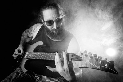 » #4/9 « / Gitarrist im Studio / Blog post by <a href="https://strkng.com/en/photographer/olaf+radcke/">Photographer olaf radcke</a> / 2023-05-09 15:03 / Performance / heavymetal,metal,gitarre,metalhead,leicaq