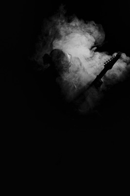 » #6/9 « / Gitarrist im Studio / Blog post by <a href="https://strkng.com/en/photographer/olaf+radcke/">Photographer olaf radcke</a> / 2023-05-09 15:03 / Performance / heavymetal,metal,gitarre,bnw,leicaq