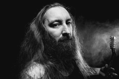 » #7/9 « / Gitarrist im Studio / Blog post by <a href="https://strkng.com/en/photographer/olaf+radcke/">Photographer olaf radcke</a> / 2023-05-09 15:03 / Menschen / gitarrist,metal,tattoo,heavymetal