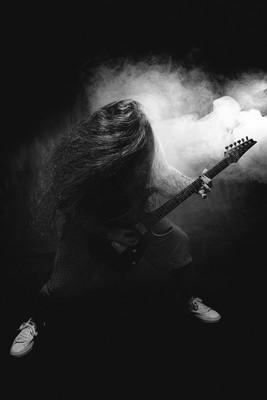 » #8/9 « / Gitarrist im Studio / Blog-Beitrag von <a href="https://strkng.com/de/fotograf/olaf+radcke/">Fotograf olaf radcke</a> / 09.05.2023 15:03 / Performance / metal,laut,heavymetal,darkmetal,gitarrist,gitarre