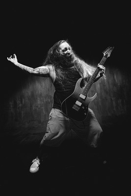 » #9/9 « / Gitarrist im Studio / Blog post by <a href="https://strkng.com/en/photographer/olaf+radcke/">Photographer olaf radcke</a> / 2023-05-09 15:03 / Performance / heavymetal,metal,gitarre,gitarrist,performance,bnw