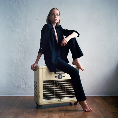 » #1/5 « / Portraits with a chair and a heater / Blog post by <a href="https://strkng.com/en/photographer/olaf+radcke/">Photographer olaf radcke</a> / 2024-09-20 18:03