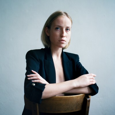 » #2/5 « / Portraits with a chair and a heater / Blog-Beitrag von <a href="https://strkng.com/de/fotograf/olaf+radcke/">Fotograf olaf radcke</a> / 20.09.2024 18:03