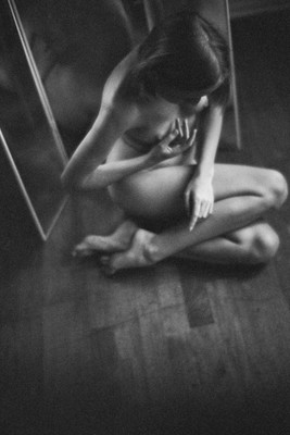 » #1/6 « / ... with the mirror / Blog post by <a href="https://strkng.com/en/photographer/olaf+radcke/">Photographer olaf radcke</a> / 2024-10-11 09:18