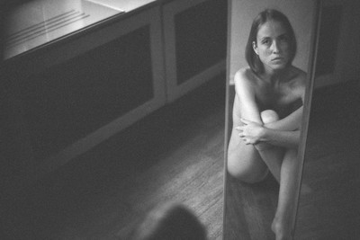 » #5/6 « / ... with the mirror / Blog post by <a href="https://strkng.com/en/photographer/olaf+radcke/">Photographer olaf radcke</a> / 2024-10-11 09:18