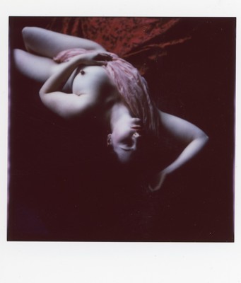 » #2/7 « / dark session on instax / Blog post by <a href="https://strkng.com/en/photographer/olaf+radcke/">Photographer olaf radcke</a> / 2025-01-01 21:49 / Nude