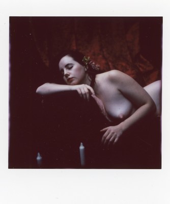 » #5/7 « / dark session on instax / Blog-Beitrag von <a href="https://strkng.com/de/fotograf/olaf+radcke/">Fotograf olaf radcke</a> / 01.01.2025 21:49 / Nude