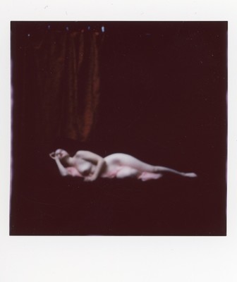 » #6/7 « / dark session on instax / Blog-Beitrag von <a href="https://strkng.com/de/fotograf/olaf+radcke/">Fotograf olaf radcke</a> / 01.01.2025 21:49 / Nude