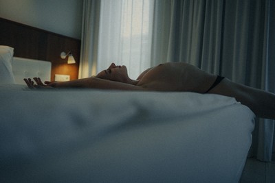 » #6/8 « / In a hotel room in Vienna / Blog post by <a href="https://strkng.com/en/photographer/olaf+radcke/">Photographer olaf radcke</a> / 2025-04-23 17:02