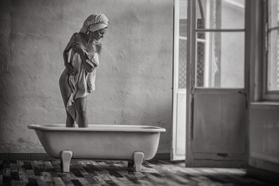 » #1/6 « / Die Badewanne / Blog-Beitrag von <a href="https://strkng.com/de/fotograf/ralf+tophoven/">Fotograf Ralf Tophoven</a> / 19.07.2019 10:43 / monochrome,woman