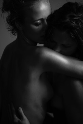 Sarah & Kathi #2 / Nude / pure,nude,girls,women,sensual,sinnlichkeit,zärtlichkeit,nackte,haut,naked,skin,emotions,nähe,monochrome,schwarzweiß,blackandwhite