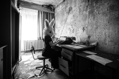 » #1/8 « / Down the (wrong) Rabbit Hole / Blog-Beitrag von <a href="https://lysann.strkng.com/de/">Model Lysann</a> / 27.06.2018 08:07 / Konzeptionell