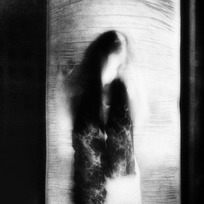 » #2/4 « / INVISIBLE COME / Blog post by <a href="https://lysann.strkng.com/en/">Model Lysann</a> / 2019-08-20 12:45 / Fine Art / analog,people,blackandwhite,Hasselblad,fineart