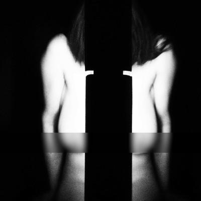 » #5/9 « / SITTING IN THE DARK / Blog post by <a href="https://lysann.strkng.com/en/">Model Lysann</a> / 2020-03-03 09:38 / Abstrakt