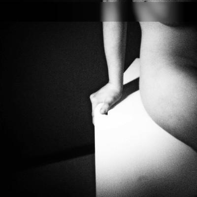 » #8/9 « / SITTING IN THE DARK / Blog-Beitrag von <a href="https://lysann.strkng.com/de/">Model Lysann</a> / 03.03.2020 09:38 / Abstrakt