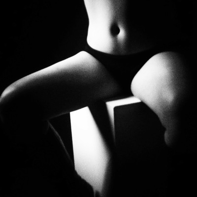 » #1/9 « / SITTING IN THE DARK / Blog post by <a href="https://lysann.strkng.com/en/">Model Lysann</a> / 2020-03-03 09:38 / Konzeptionell