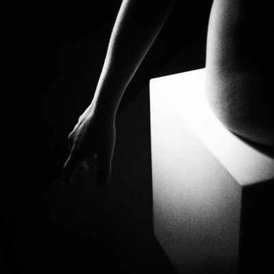 » #6/9 « / SITTING IN THE DARK / Blog post by <a href="https://lysann.strkng.com/en/">Model Lysann</a> / 2020-03-03 09:38 / Abstrakt