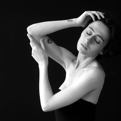 » #2/4 « / Emma #1 / Blog post by <a href="https://strkng.com/en/photographer/roland+m%C3%BChler/">Photographer Roland Mühler</a> / 2024-10-11 21:42 / Portrait