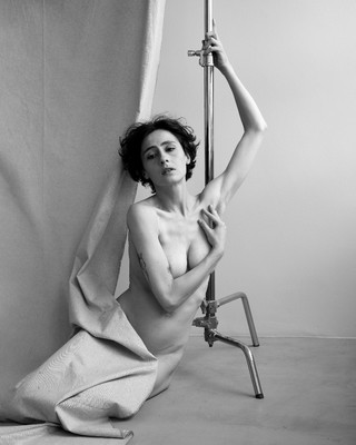 » #2/4 « / Emma #2 / Blog-Beitrag von <a href="https://strkng.com/de/fotograf/roland+m%C3%BChler/">Fotograf Roland Mühler</a> / 14.10.2024 09:56 / Nude