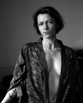 » #2/4 « / Rahel #1 / Blog post by <a href="https://strkng.com/en/photographer/roland+m%C3%BChler/">Photographer Roland Mühler</a> / 2024-10-15 10:03 / Portrait