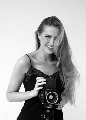 » #1/3 « / Camera Girl / Blog-Beitrag von <a href="https://strkng.com/de/fotograf/roland+m%C3%BChler/">Fotograf Roland Mühler</a> / 18.10.2024 14:59 / Portrait