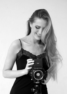 » #2/3 « / Camera Girl / Blog post by <a href="https://strkng.com/en/photographer/roland+m%C3%BChler/">Photographer Roland Mühler</a> / 2024-10-18 14:59 / Portrait