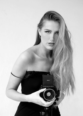 » #3/3 « / Camera Girl / Blog-Beitrag von <a href="https://strkng.com/de/fotograf/roland+m%C3%BChler/">Fotograf Roland Mühler</a> / 18.10.2024 14:59 / Portrait