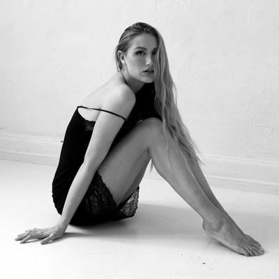 » #1/6 « / Johanna #2 / Blog post by <a href="https://strkng.com/en/photographer/roland+m%C3%BChler/">Photographer Roland Mühler</a> / 2024-10-19 16:58 / Portrait