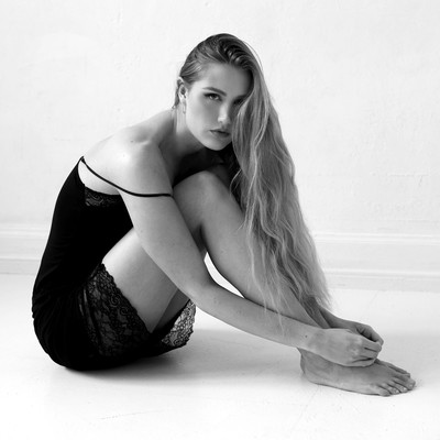 » #6/6 « / Johanna #2 / Blog post by <a href="https://strkng.com/en/photographer/roland+m%C3%BChler/">Photographer Roland Mühler</a> / 2024-10-19 16:58 / Portrait